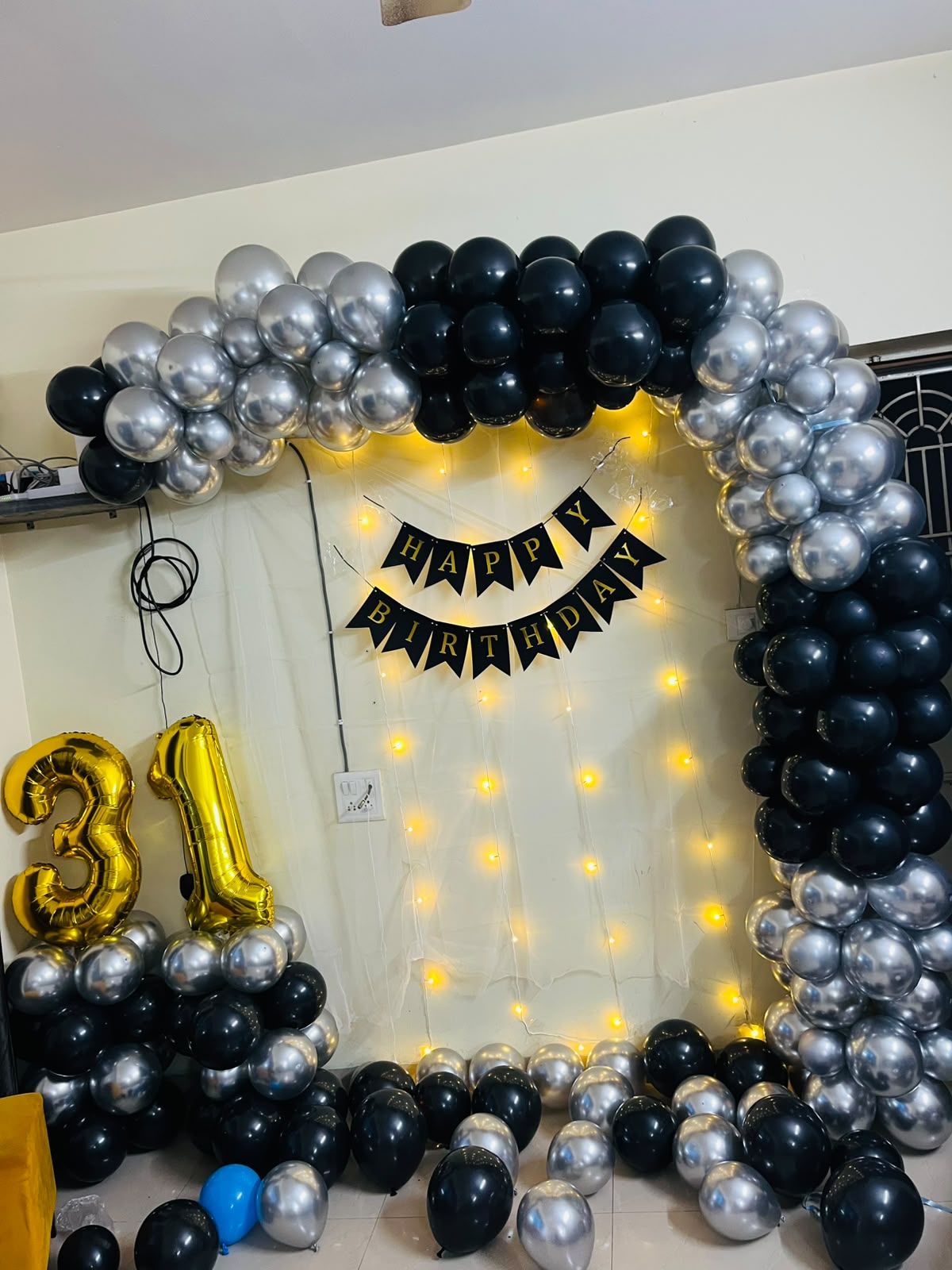 Black sliver arch balloon 