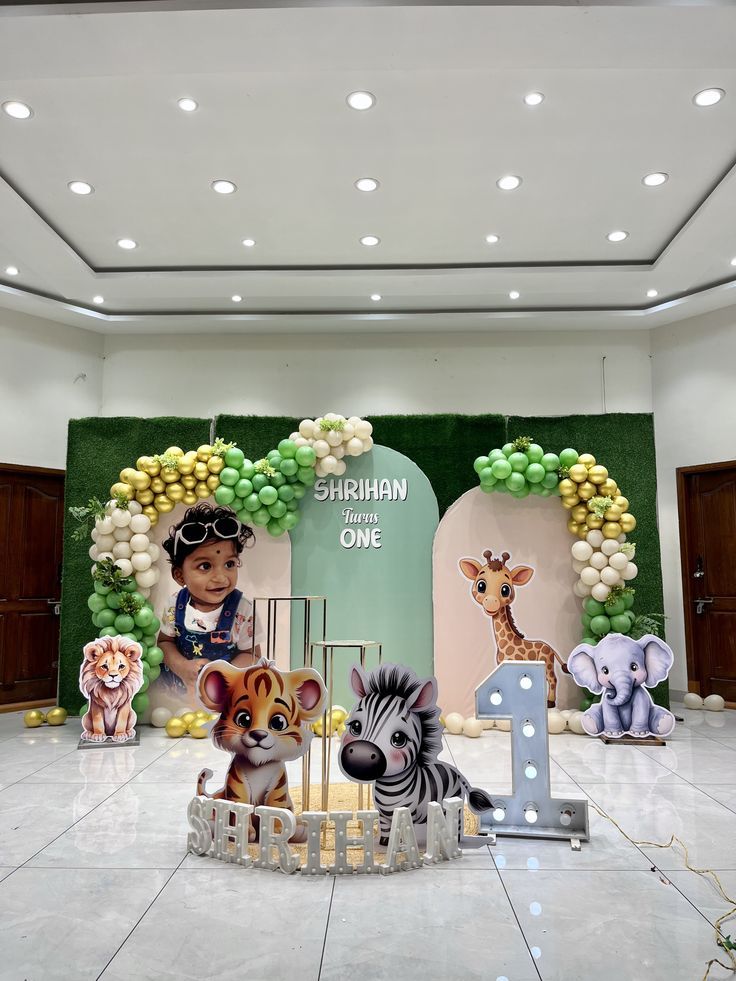 Jungle theme birthday decoration 